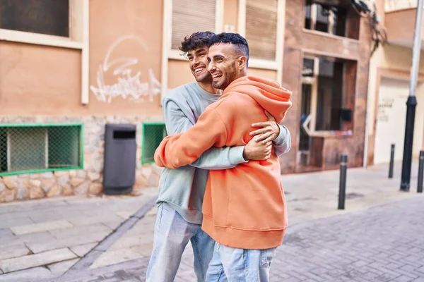 Dos Parejas Hombres Abrazándose Calle —  Fotos de Stock