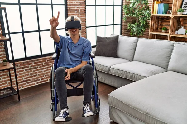 Joven Hombre Rubio Jugando Videojuego Con Gafas Realidad Virtual Sentado — Foto de Stock