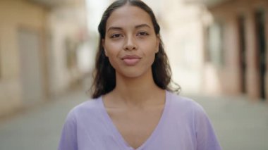 Genç Afrikalı Amerikalı kadın gülümsüyor. Kendine güveni tam.