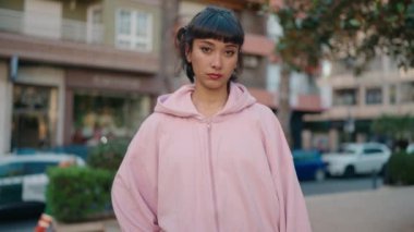 Sokakta kendine gülen genç İspanyol kadın.