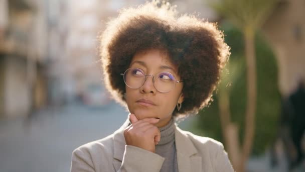 Şüpheyle Bakan Afrikalı Amerikalı Kadın — Stok video