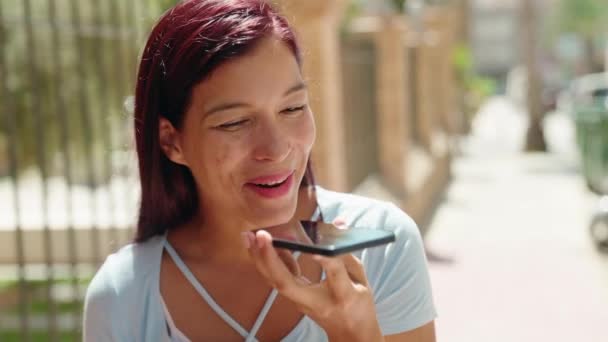 Νέα Όμορφη Ισπανόφωνη Γυναίκα Χαμογελά Αυτοπεποίθηση Μιλώντας Στο Smartphone Στο — Αρχείο Βίντεο