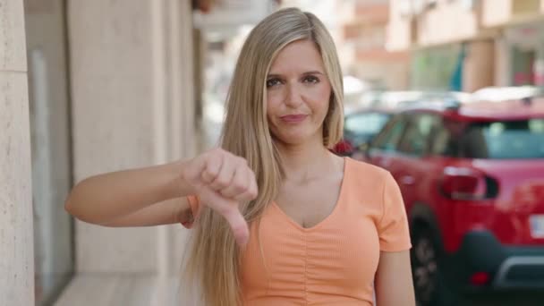 Jeune Femme Blonde Faisant Signe Négatif Avec Pouce Vers Bas — Video