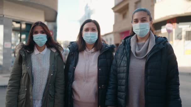 Mutter Und Töchter Mit Medizinischer Maske Stehen Auf Der Straße — Stockvideo