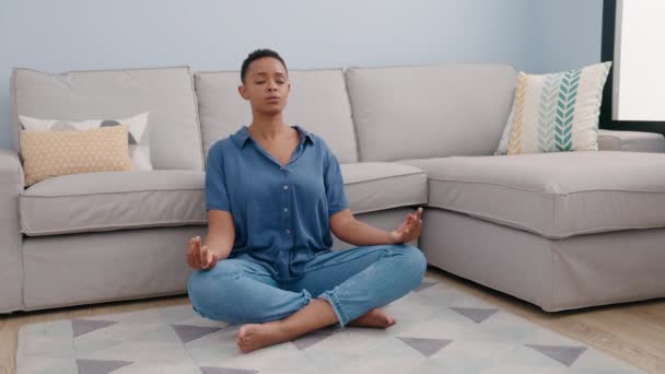 Afroamerikansk Kvinna Som Motionerar Yoga Sittande Golvet Hemma — Stockvideo