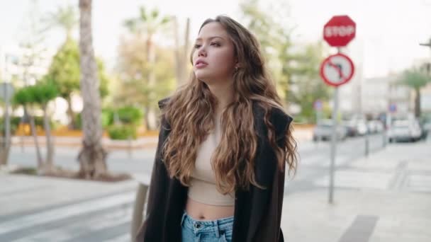 Μια Νεαρή Ισπανίδα Που Φορούσε Μπουφάν Επειδή Κρύωνε Στο Δρόμο — Αρχείο Βίντεο