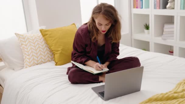 Jovem Bela Mulher Hispânica Usando Laptop Escrita Notebook Quarto — Vídeo de Stock