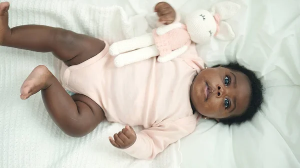 Afrikanskt Amerikanskt Barn Liggande Sängen Med Avslappnat Uttryck Sovrummet — Stockfoto