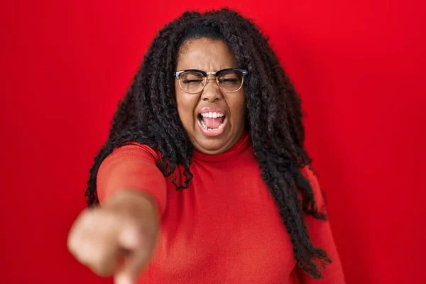 Size Hispanic Woman Standing Red Background Pointing Displeased Frustrated Camera — Stockfoto