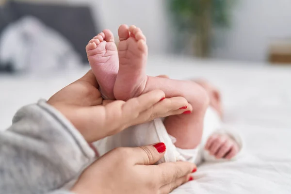 Adorável Bebê Caucasiano Deitado Cama Com Pernas Massagem Quarto — Fotografia de Stock