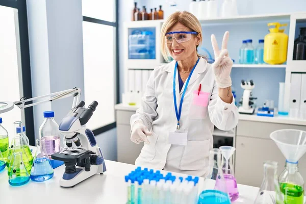 Mulher Loira Meia Idade Trabalhando Laboratório Cientistas Sorrindo Com Rosto — Fotografia de Stock