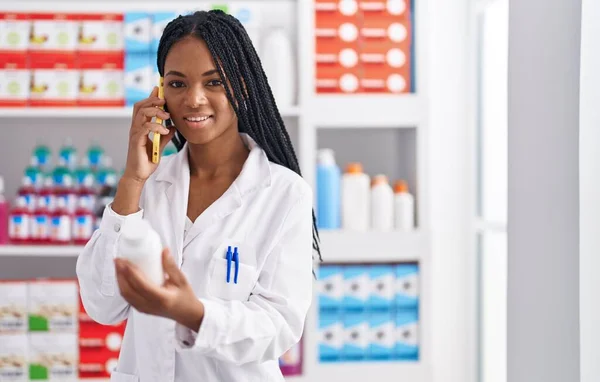 Afrikaans Amerikaanse Vrouw Apotheker Praten Smartphone Holding Pillen Apotheek — Stockfoto