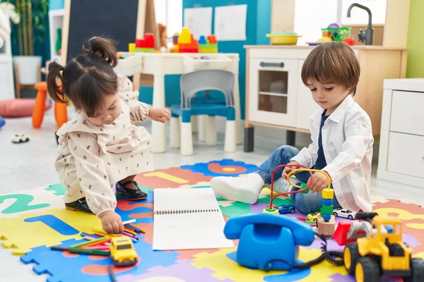 Two Kids Drawing Playing Cars Toy Sitting Floor Kindergarten — Zdjęcie stockowe