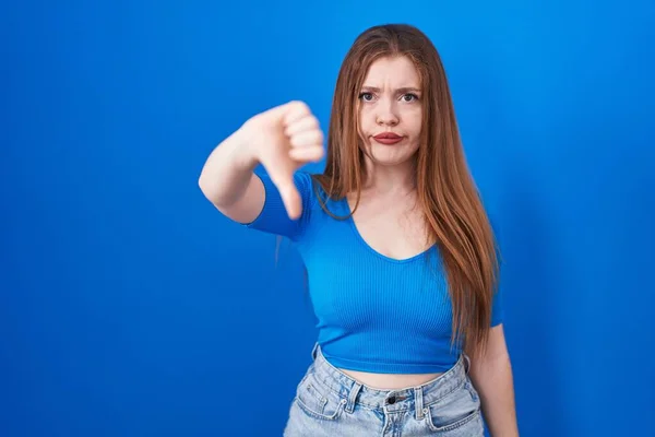 Redhead Woman Standing Blue Background Looking Unhappy Angry Showing Rejection — ストック写真