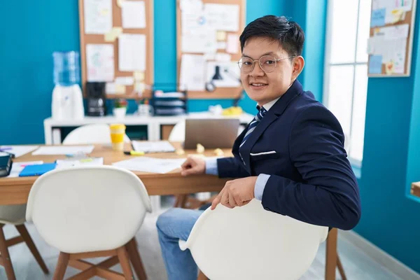 Young Chinese Man Business Worker Smiling Confident Sitting Table Park — Stockfoto