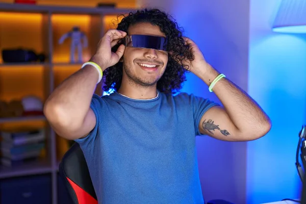 Junger Latino Mann Spielt Videospiel Mit Virtual Reality Brille Spielothek — Stockfoto
