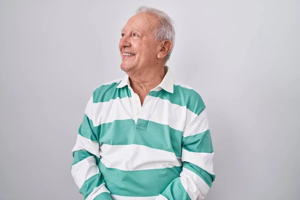 Uomo Anziano Con Capelli Grigi Piedi Sfondo Bianco Guardando Altra — Foto Stock