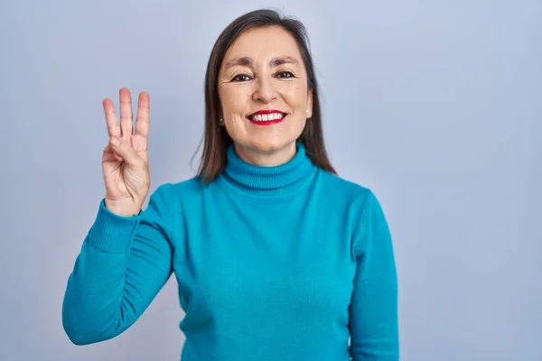 Middle Age Hispanic Woman Standing Isolated Background Showing Pointing Fingers — Stockfoto