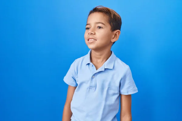 Mavi Tişört Giyen Küçük Spanyol Çocuk Yan Yan Bakıyor Rahat — Stok fotoğraf