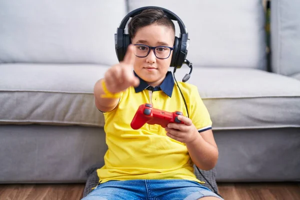 Joven Niño Hispano Jugando Videojuego Sosteniendo Controlador Usando Auriculares Apuntando —  Fotos de Stock