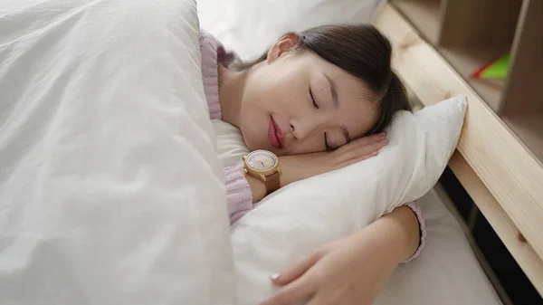 Jovem Chinesa Deitada Cama Dormindo Quarto — Fotografia de Stock