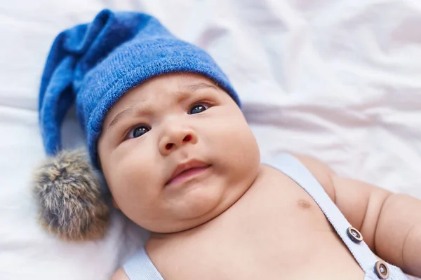Yatak Odasında Yün Şapka Takan Sevimli Spanyol Bebek — Stok fotoğraf