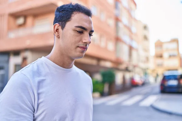 Jovem Hispânico Olhando Para Lado Com Expressão Séria Rua — Fotografia de Stock