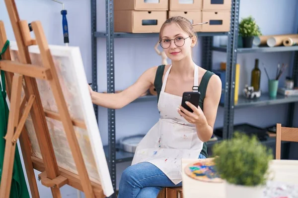 Jovem Artista Mulher Caucasiana Usando Desenho Smartphone Estúdio Arte — Fotografia de Stock