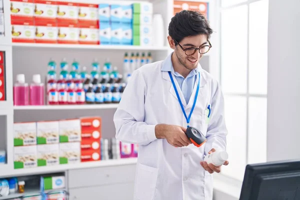 Young Hispanic Man Pharmacist Smiling Confident Scanning Pills Bottle Pharmacy — Foto Stock