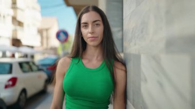 Sokakta kendine güvenen güzel İspanyol bir kadın.