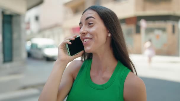 Mladý Krásný Hispánský Žena Usměvavý Sebevědomý Mluvení Smartphone Ulici — Stock video