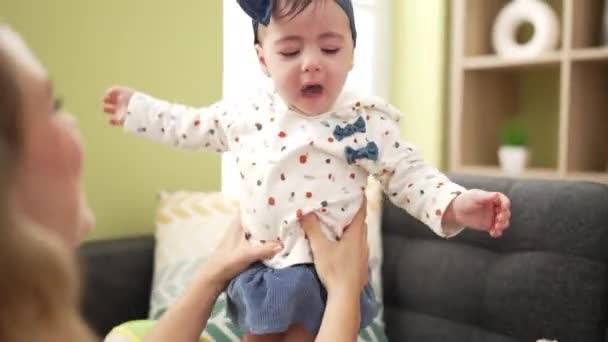 女性と幼児立ち上のソファ遊びに家 — ストック動画