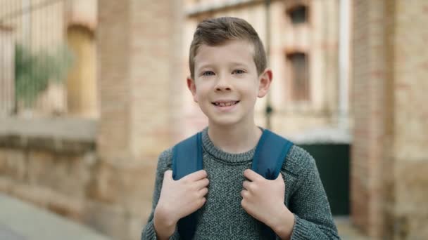 Sarışın Çocuk Gülümsüyor Kendine Güveniyor Merhaba Diyor — Stok video