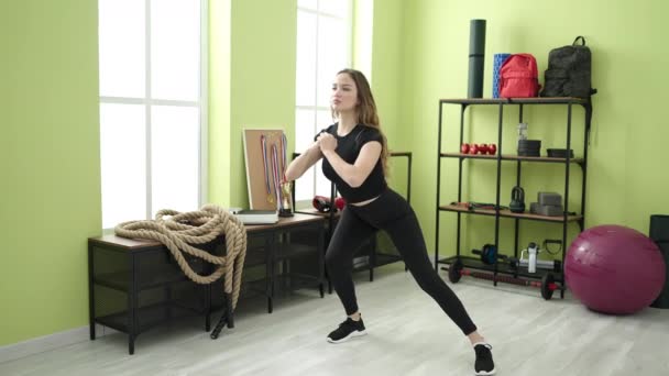 Genç Güzel Spanyol Kadın Spor Merkezinde Bacak Egzersizi Yapıyor — Stok video
