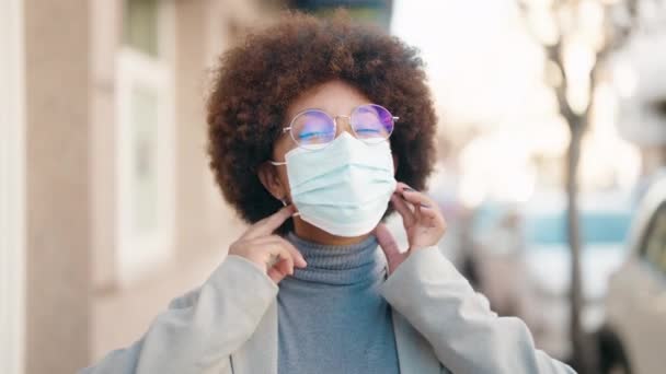 Afričanky Americká Žena Usmívá Sebevědomě Nosit Lékařskou Masku Ulici — Stock video