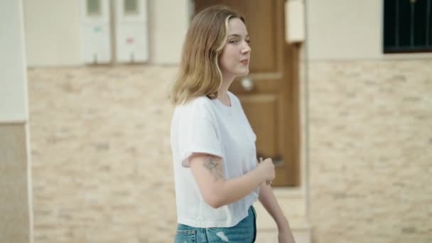 Молодая Белая Женщина Улыбается Уверенно Держа Ключ Нового Дома Улице — стоковое видео