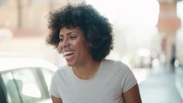 Jong Afrikaans Amerikaans Vrouw Glimlachen Zelfverzekerd Staan Straat — Stockvideo