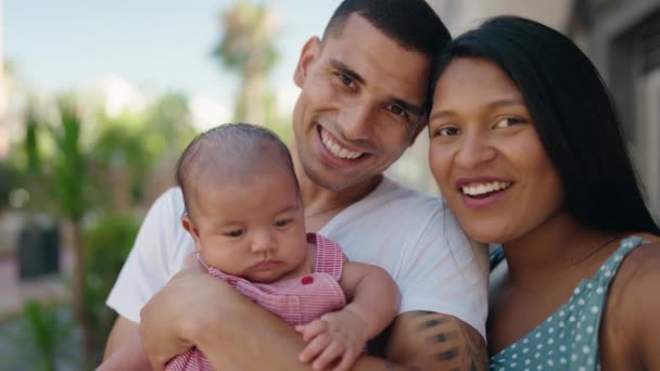 Família Hispânica Sorrindo Confiante Abraçando Uns Aos Outros Falando Rua — Vídeo de Stock