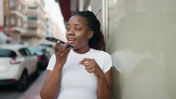 Afrykańska Amerykanka Uśmiecha Się Pewnie Rozmawiając Przez Telefon Ulicy — Wideo stockowe