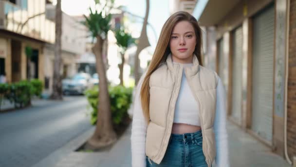 Ung Blond Kvinna Ler Säker Stående Med Armarna Korsade Gest — Stockvideo