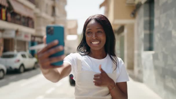 Mladá Africká Americká Žena Usmívá Sebevědomě Videohovory Ulici — Stock video