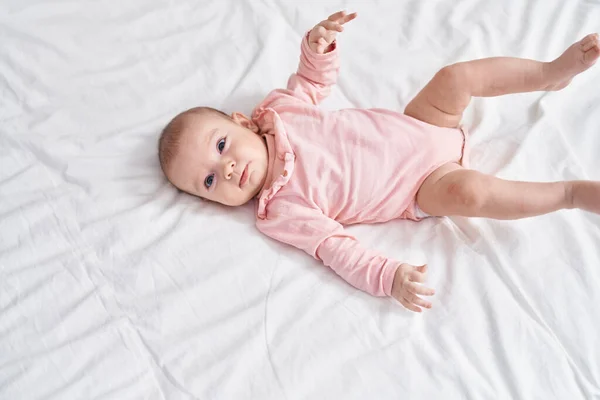 Entzückendes Kaukasisches Baby Lächelt Selbstbewusst Schlafzimmer Auf Dem Bett Liegend — Stockfoto