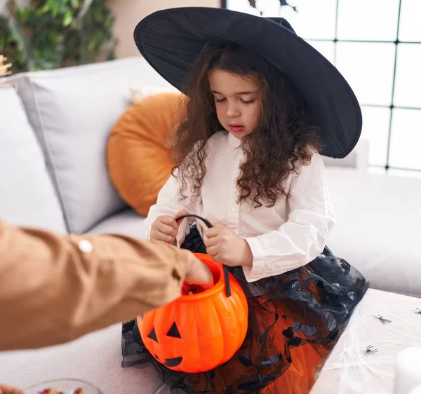 Cadılar Bayramı Kostümü Giyen Sevimli Spanyol Kız Elinde Balkabağı Sepeti — Stok fotoğraf