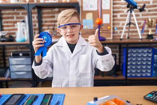 学校科学家实验室里的小高加索男孩获得了一等奖 满面春风 满面春风 大功告成 签了名 — 图库照片