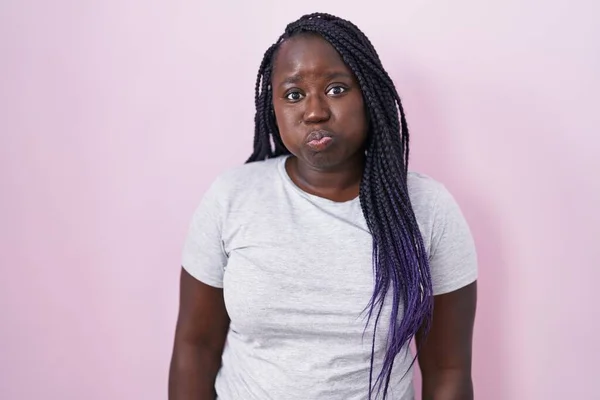 Mujer Africana Joven Pie Sobre Fondo Rosa Hinchando Mejillas Con —  Fotos de Stock