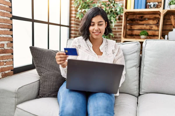 Junge Lateinamerikanische Frau Sitzt Mit Laptop Und Kreditkarte Hause Auf — Stockfoto