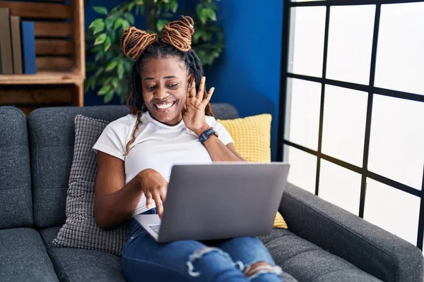 Afrikanerin Mit Geflochtenen Haaren Mit Laptop Hause Lächelnd Mit Der — Stockfoto