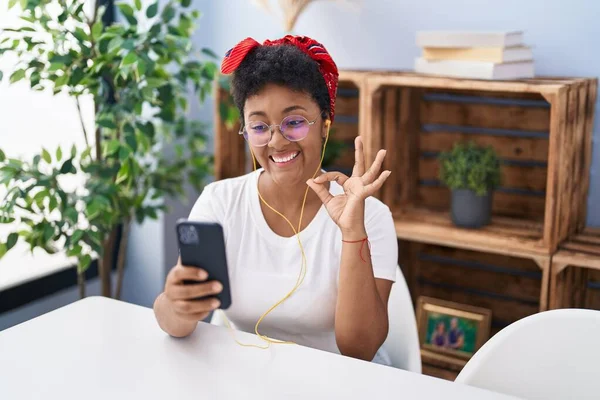 Young African American Woman Doing Video Call Smartphone Doing Sign — Stock fotografie