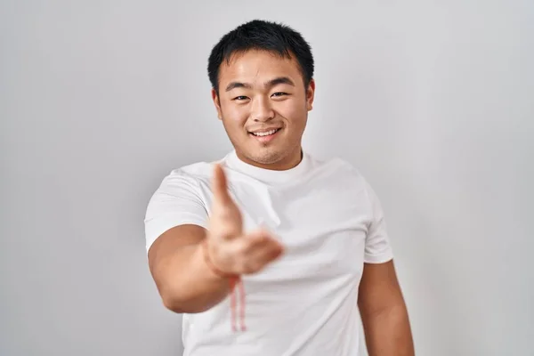 Junger Chinese Der Über Weißem Hintergrund Steht Und Fröhlich Lächelt — Stockfoto