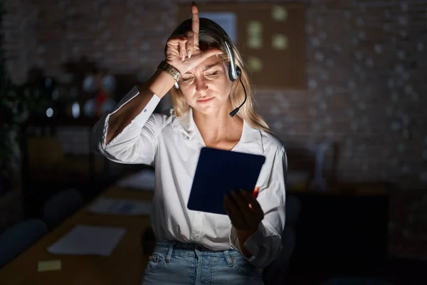 Ung Blond Kvinna Arbetar Kontoret Natten Gör Narr Människor Med — Stockfoto